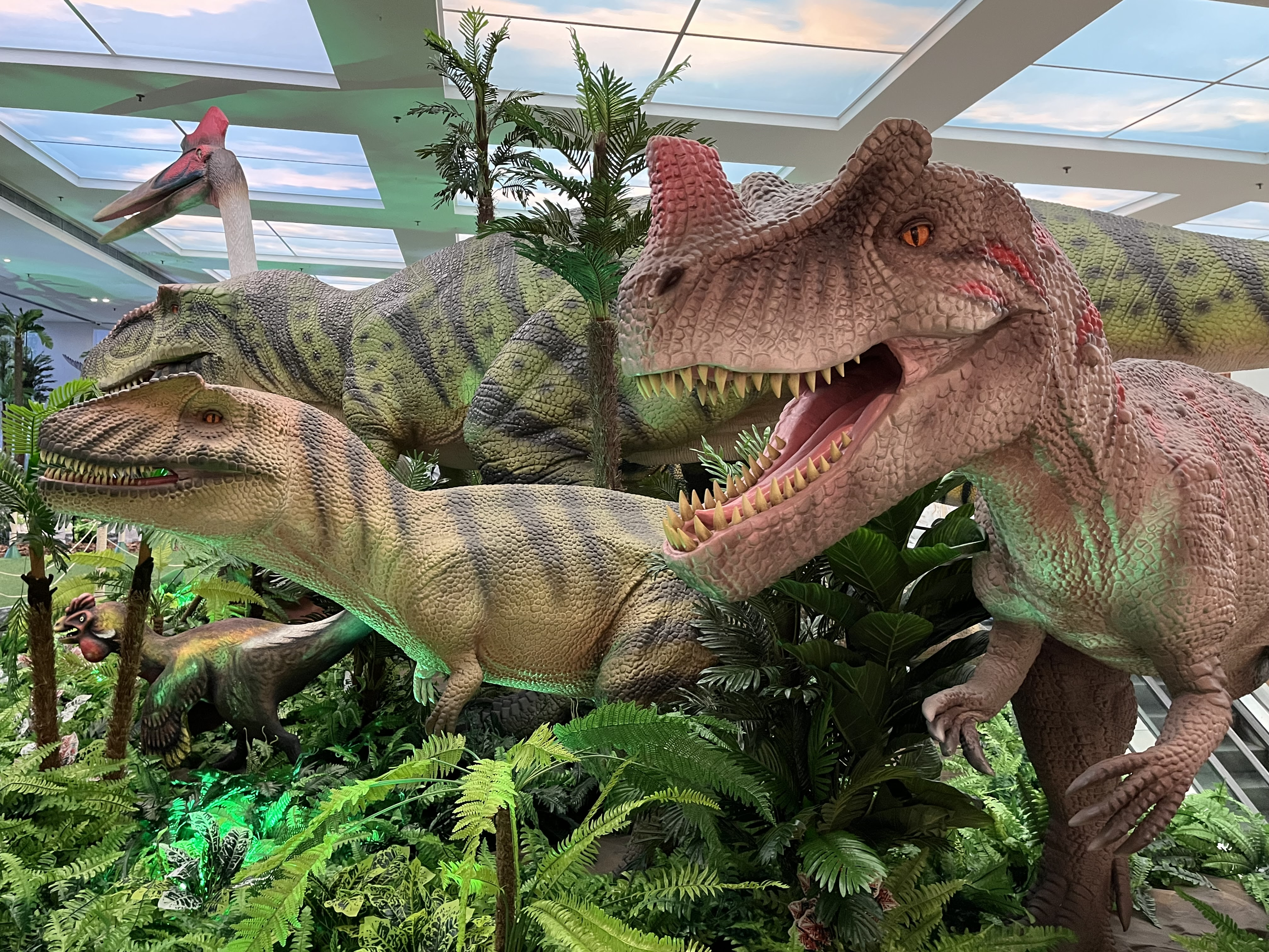 Suzano Shopping recebe dinossauros e brincadeiras do Dino´s Adventure -  Gazeta Popular